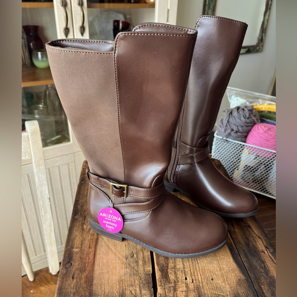 Brand New Arizona girls brown tall boots, size 4!